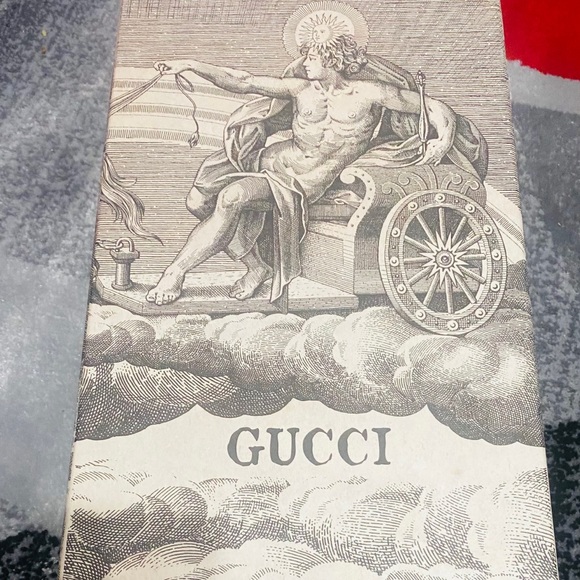 Gucci Bianca Pointed Toe Pumps. - Picture 16 of 16